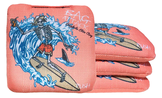 4 sacs de cornhole Pro de compétition squelette surfeur sur fond rose, vue de face