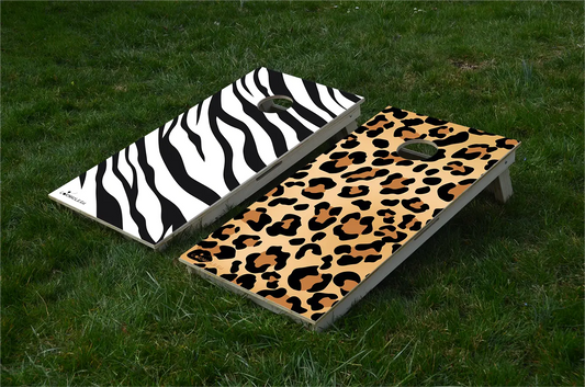 cornhole 2 planches pelage de zèbre et panthère, sur le gazon, vue de face