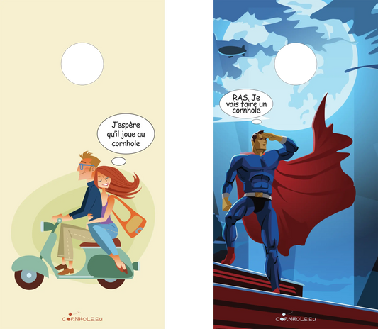 décor détaillé cornhole 2 planches super héro sur toit et couple d'amoureux sur un scooter, vue de face