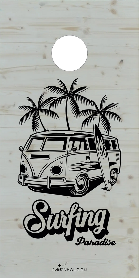 décor détaillé cornhole van vw de surf avec sa planche accolée sous les palmiers, vue de face