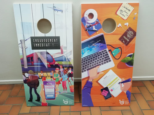Cornhole personnalisé réalisé pour le Bureau Information Jeunesse de l'Orne — 2 planches illustrant la mobilité internationale et les dispositifs pour les jeunes.