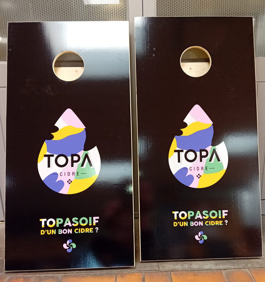 Cornhole personnalisé pour Les Cidres Topa — 2 planches noires avec logo coloré et slogan Topa Soif d’un bon cidre ?
