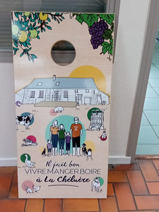 Cornhole personnalisé pour un client particulier — planche en bois avec illustration La Chéluère et texte Vivre Manger Boire