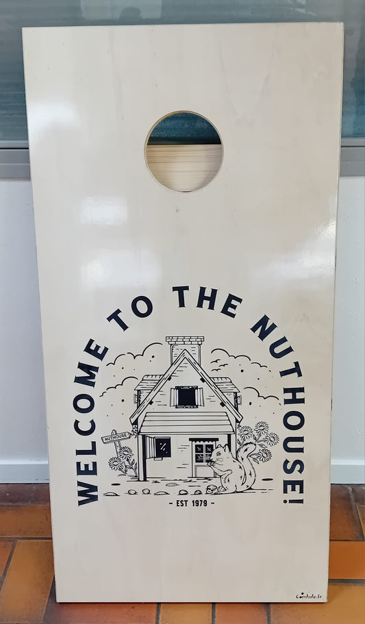 Cornhole personnalisé réalisé pour un client particulier - Welcome to the Nuthouse