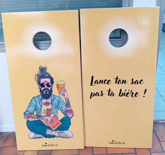 Cornhole sur le thème de la bière — modèle de démonstration présenté au tournoi de Marolles-en-Hurepoix avec illustration hipster à la bière et slogan Lance ton sac pas ta bière !