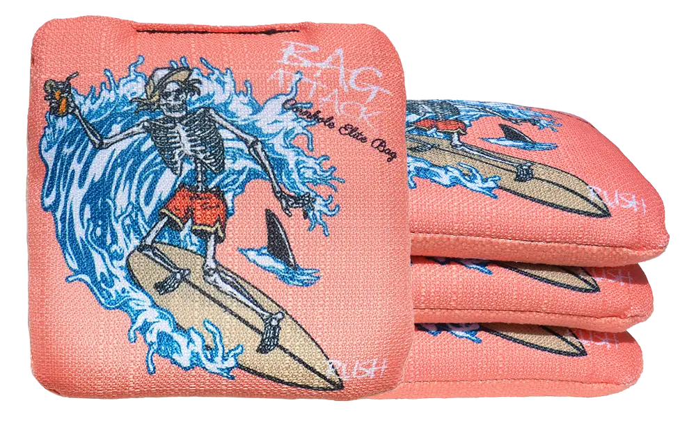 4 sacs de cornhole Pro de compétition squelette surfeur sur fond rose, vue de face