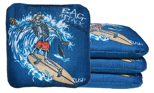 4 sacs de cornhole Pro de compétition squelette surfeur sur fond bleu, vue de face