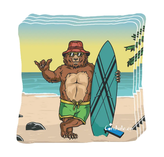 4 sacs de cornhole ours et sa planche de surf sur la plage, vue de face