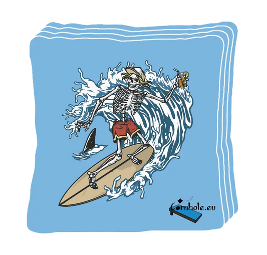 4 sacs de cornhole squelette surfant une énorme vague en compagnie de son requin, vue de face