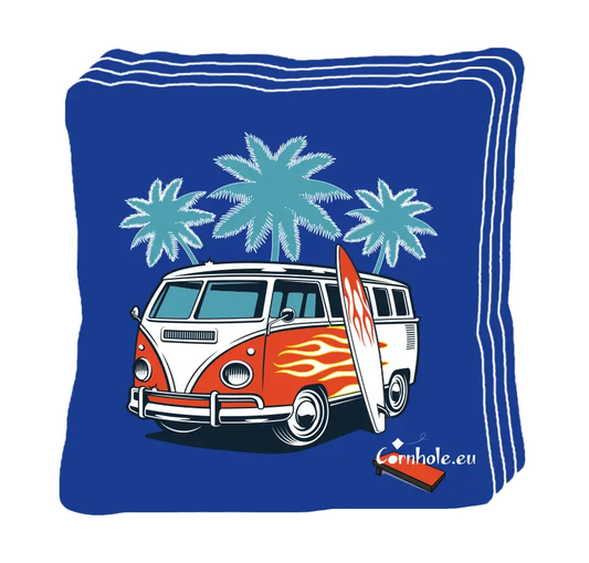 4 sacs de cornhole van de surf rouge sous les palmiers sur fond bleu, vue de face