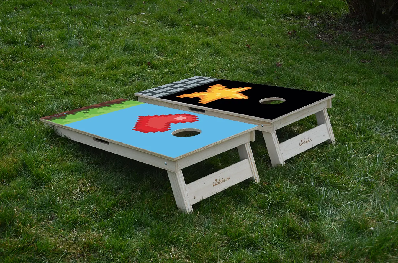 cornhole 2 planches cœur et étoile pixélisés, sur le gazon, vue de derrière