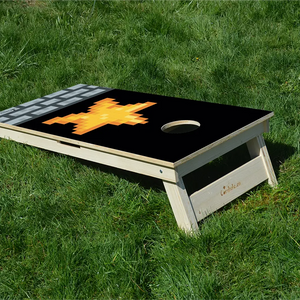 cornhole étoile d'invincibilité retro gaming pixelisé, sur le gazon, vue de derrière