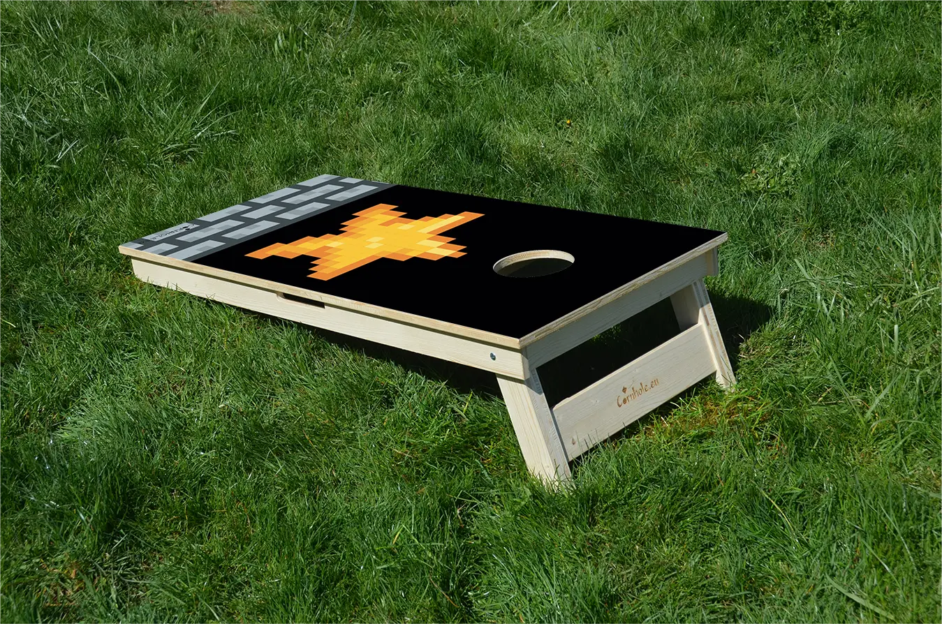 cornhole étoile d'invincibilité retro gaming pixelisé, sur le gazon, vue de derrière