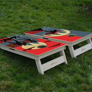 cornhole 2 planches super héros en pleine action, sur le gazon, vue de derrière