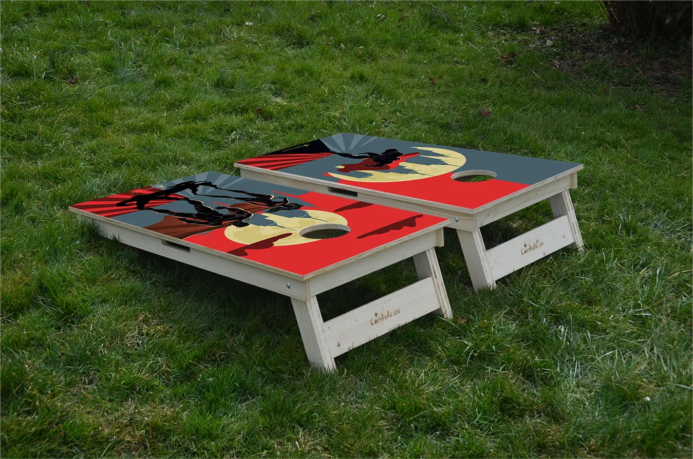 cornhole 2 planches super héros en pleine action, sur le gazon, vue de derrière