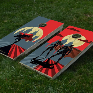 cornhole 2 planches super héros en pleine action, sur le gazon, vue de face