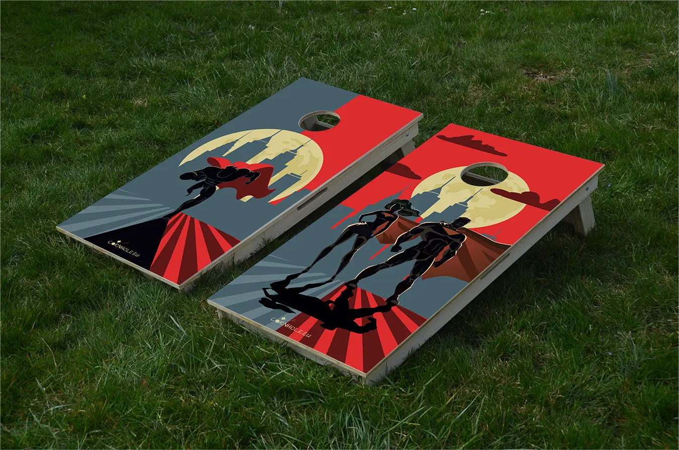 cornhole 2 planches super héros en pleine action, sur le gazon, vue de face