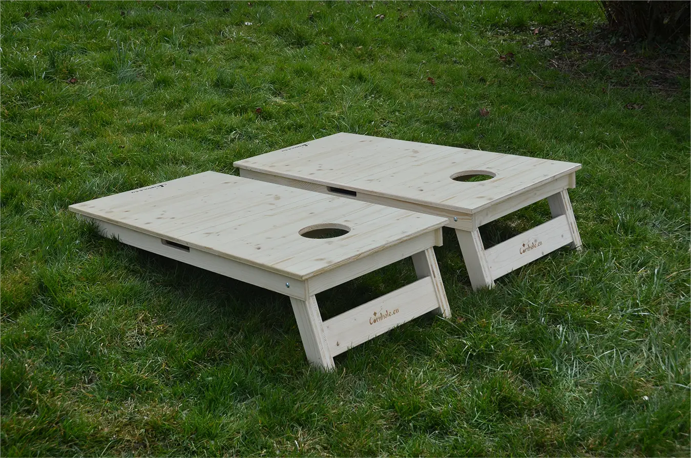 cornhole 2 planches bois naturel avec veinage et nœuds apparents, sur le gazon, vue de derrière