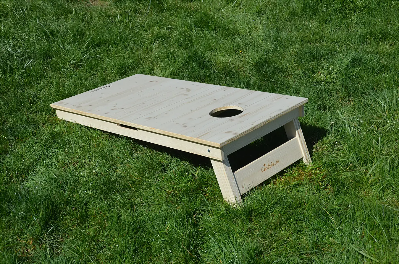 cornhole bois naturel avec veinage et nœuds apparents, sur le gazon, vue de derrière