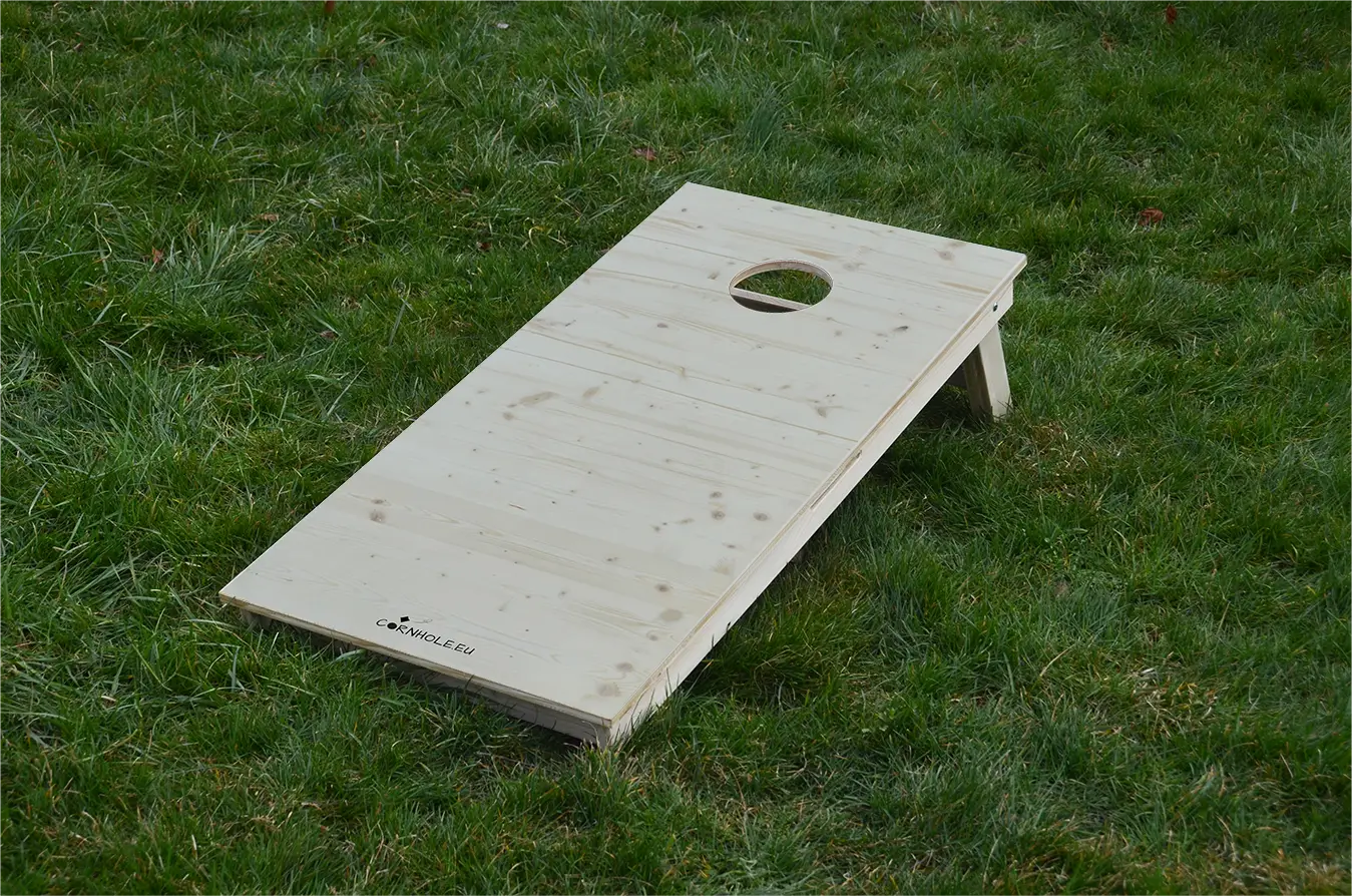 cornhole bois naturel avec veinage et nœuds apparents, sur le gazon, vue de face