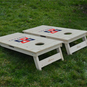cornhole 2 planches motif personnalisable sur fond de bois naturel, sur le gazon, vue de derrière