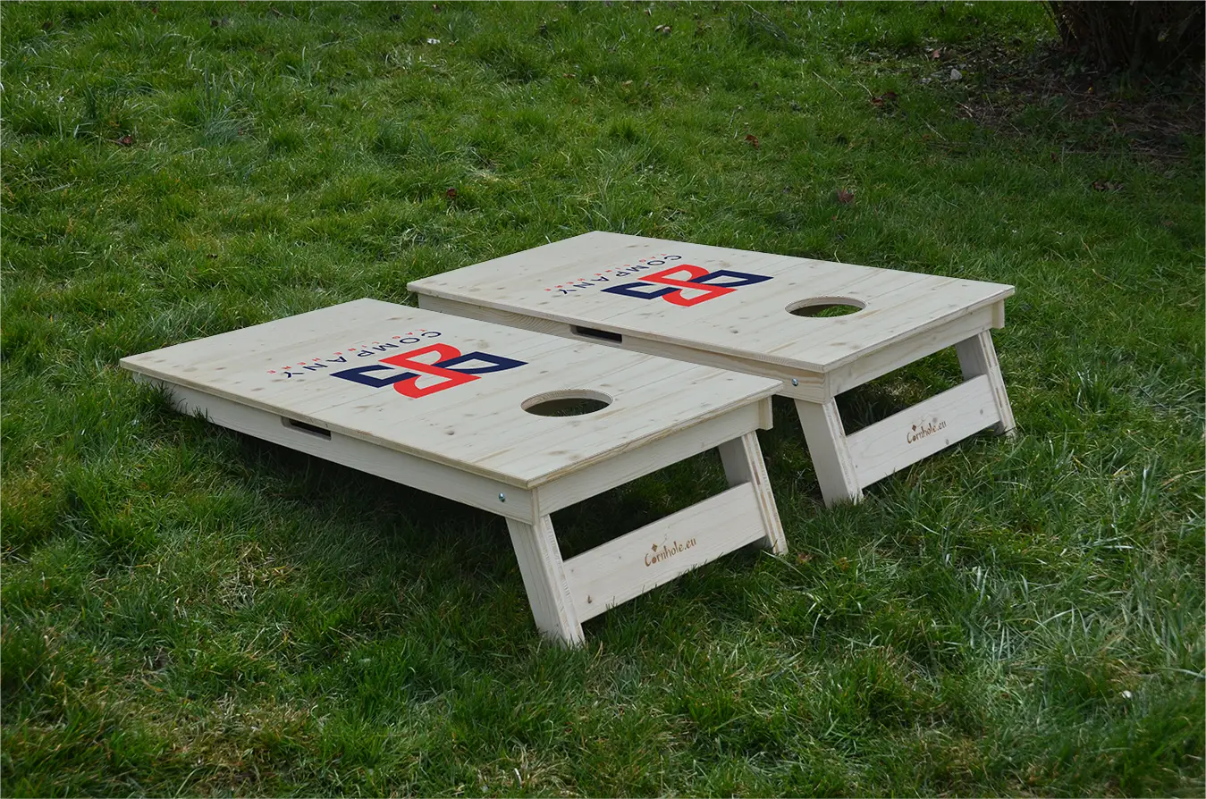 cornhole 2 planches motif personnalisable sur fond de bois naturel, sur le gazon, vue de derrière