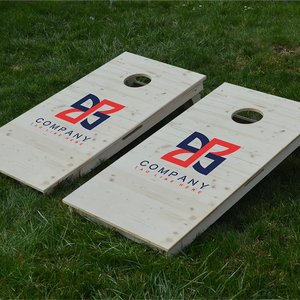 cornhole 2 planches motif personnalisable sur fond de bois naturel, sur le gazon, vue de face