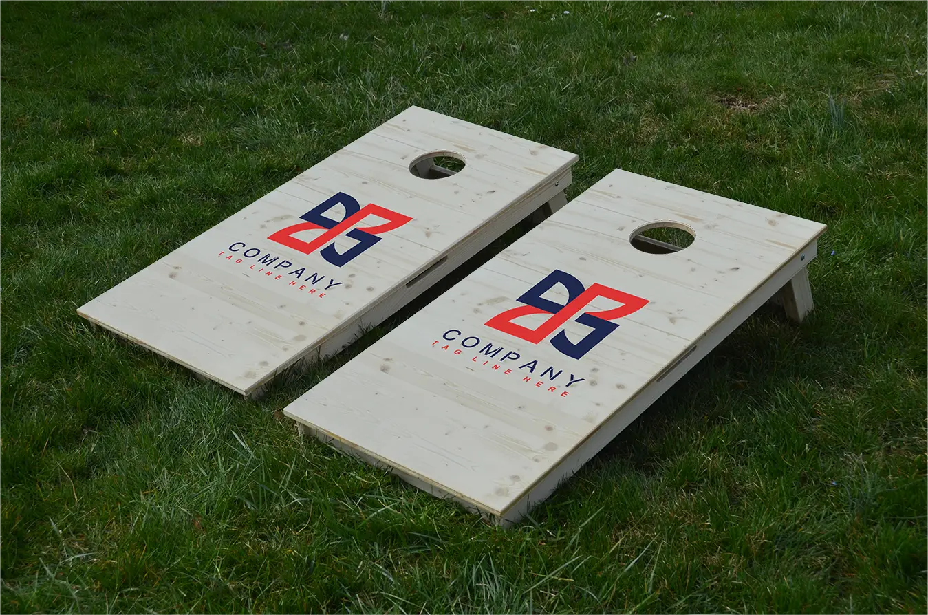 cornhole 2 planches motif personnalisable sur fond de bois naturel, sur le gazon, vue de face