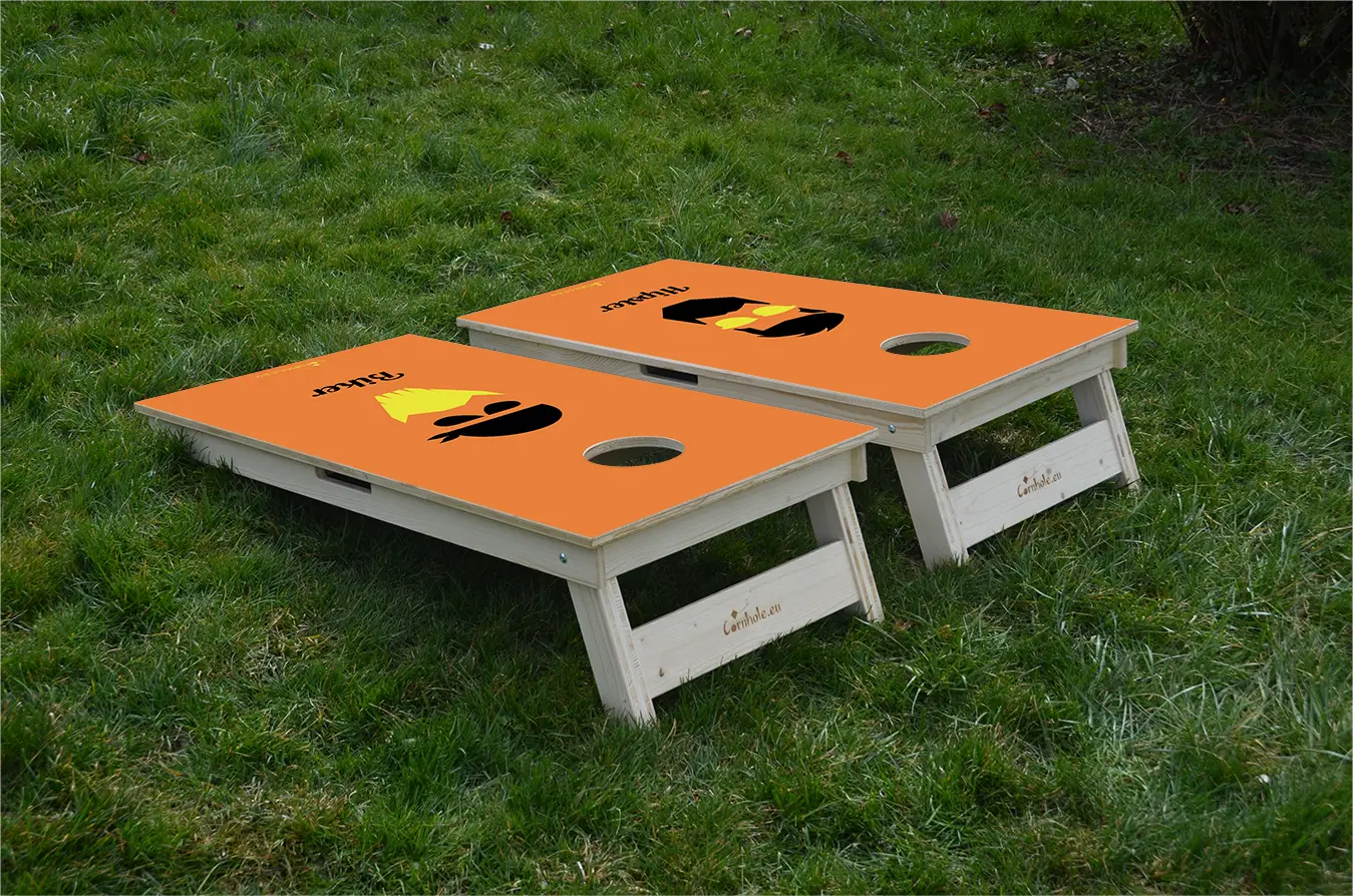 cornhole 2 planches hipster et biker, sur le gazon, vue de derrière