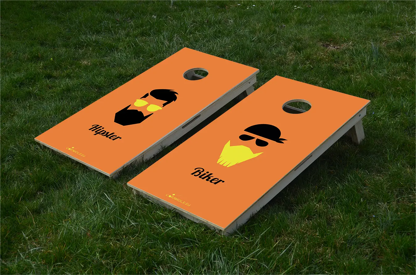 cornhole 2 planches hipster et biker, sur le gazon, vue de face