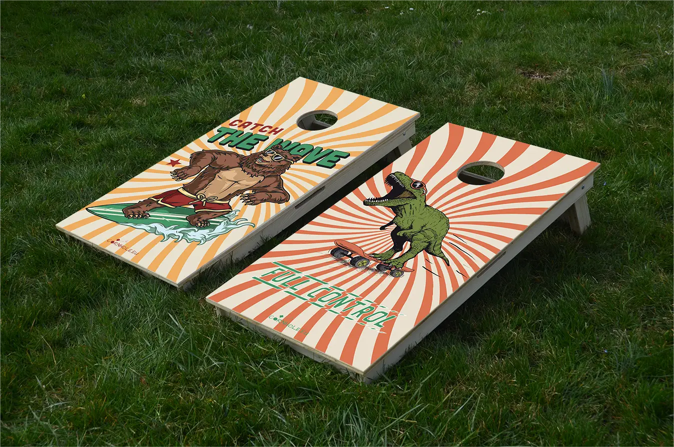cornhole 2 planches ours surfeur et t-rex skateur, sur le gazon, vue de face