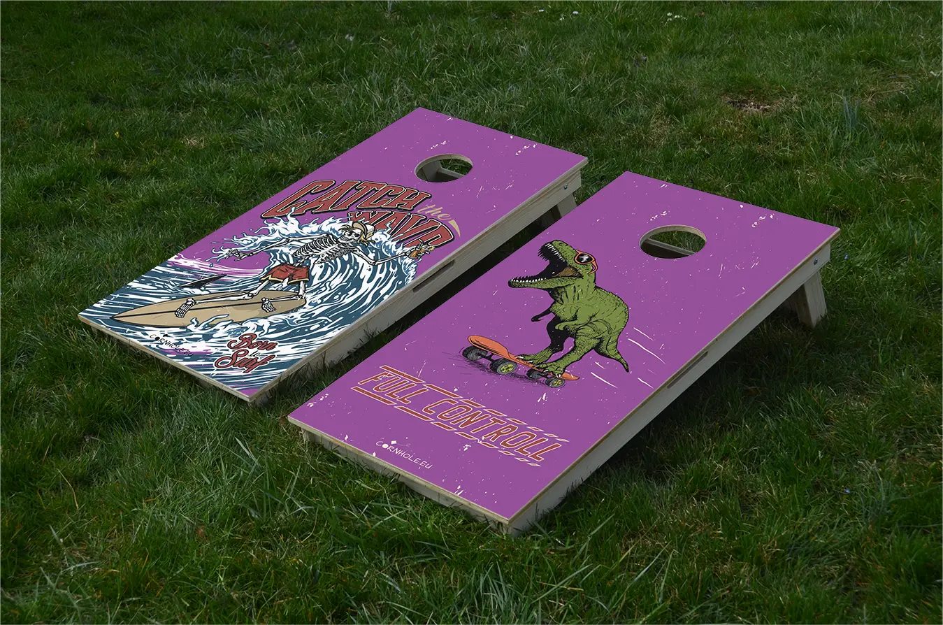 cornhole 2 planches squelette en train de surfer et t-rex en train de rider, sur le gazon, vue de face