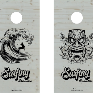 décor détaillé cornhole 2 planches surfeur dans un tube et totem hawaïen, vue de face