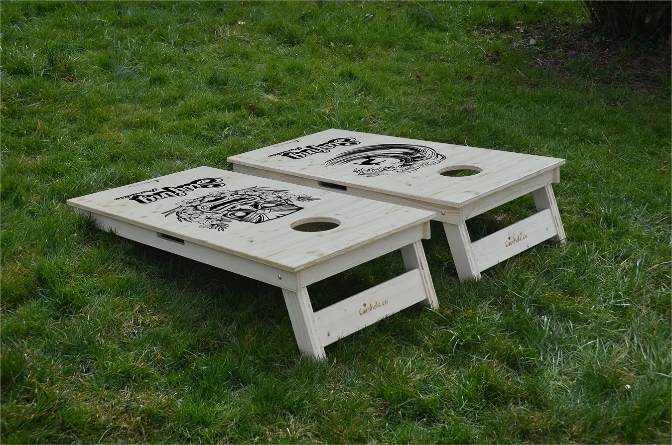 cornhole 2 planches surfeur dans un tube et totem hawaïen, sur le gazon, vue de derrière