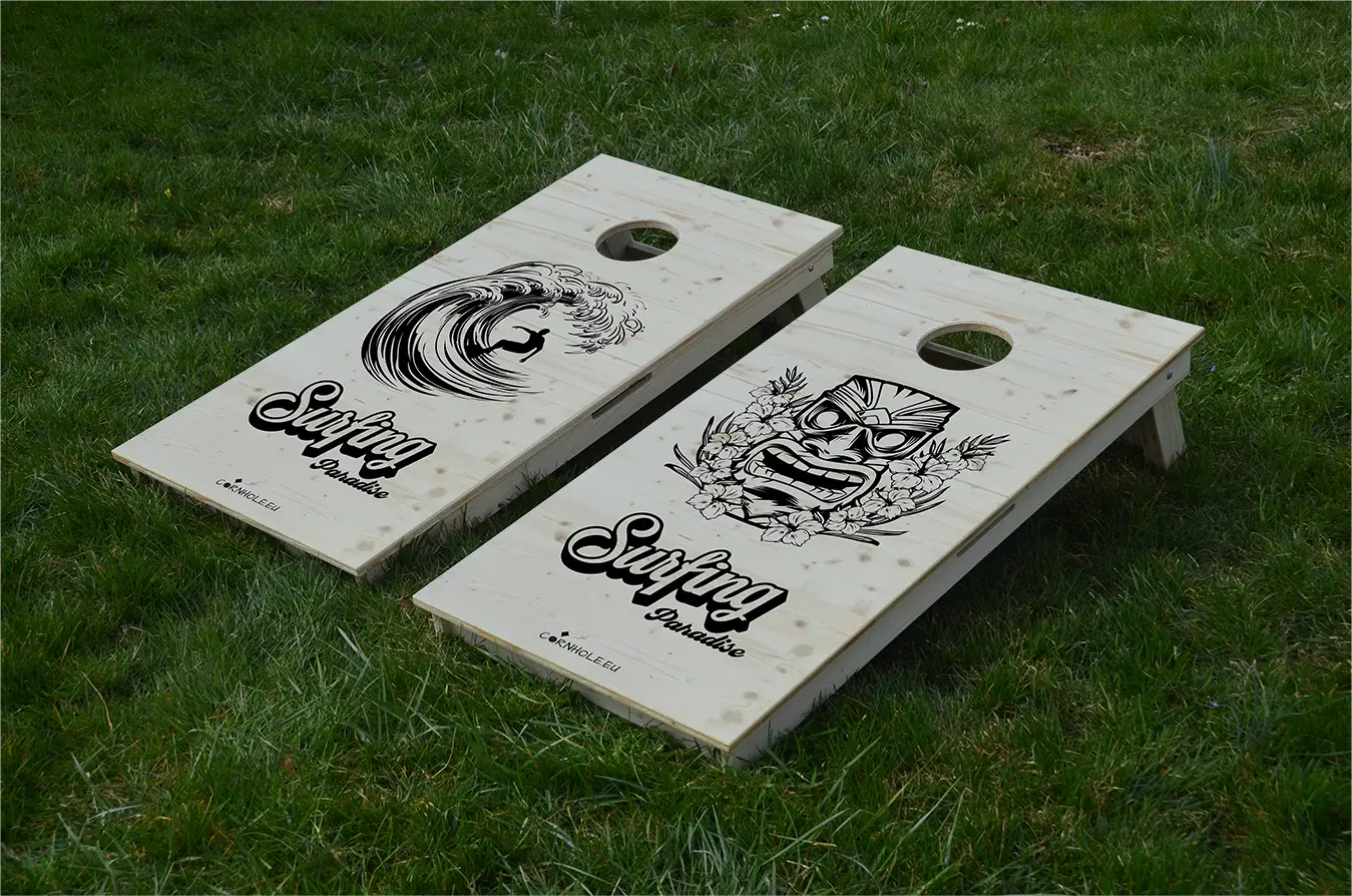 cornhole 2 planches surfeur dans un tube et totem hawaïen, sur le gazon, vue de face