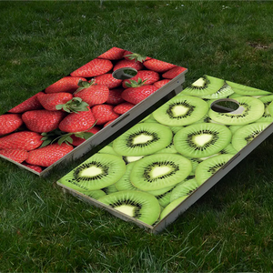 cornhole 2 planches fraises et kiwis, et encore des fraises et encore des kiwis, sur le gazon, vue de face