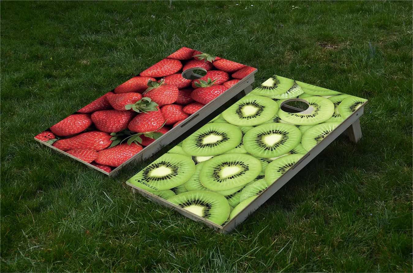 cornhole 2 planches fraises et kiwis, et encore des fraises et encore des kiwis, sur le gazon, vue de face