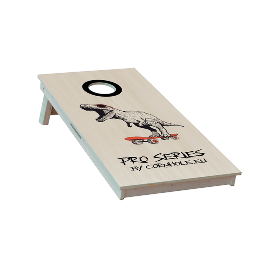 cornhole Pro de compétition t-rex sur son skateboard, vue de face