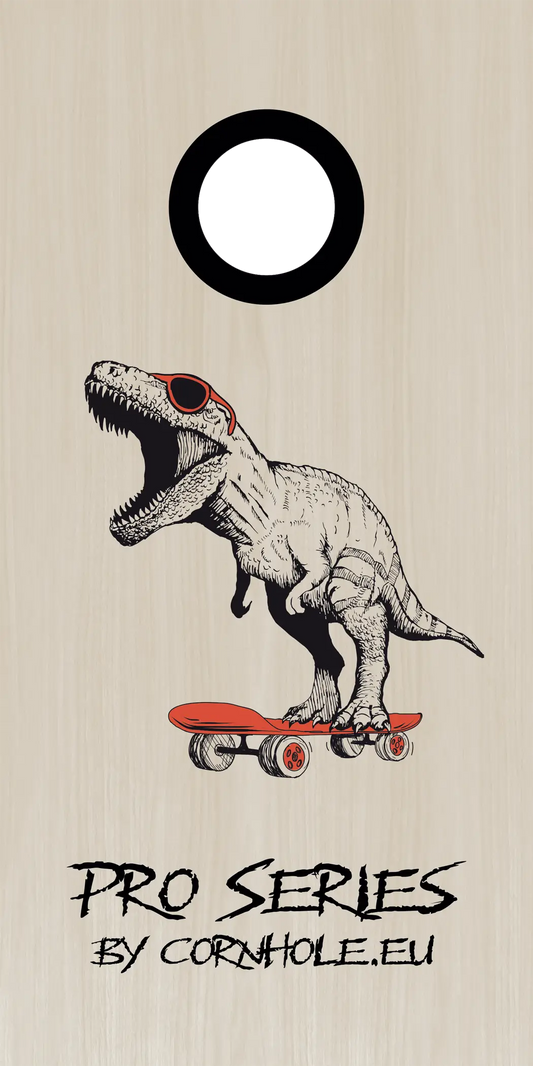 décor détaillé cornhole Pro de compétition t-rex sur son skateboard, vue de face