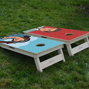 cornhole 2 planches pilote sexy et play-boy, sur le gazon, vue de derrière