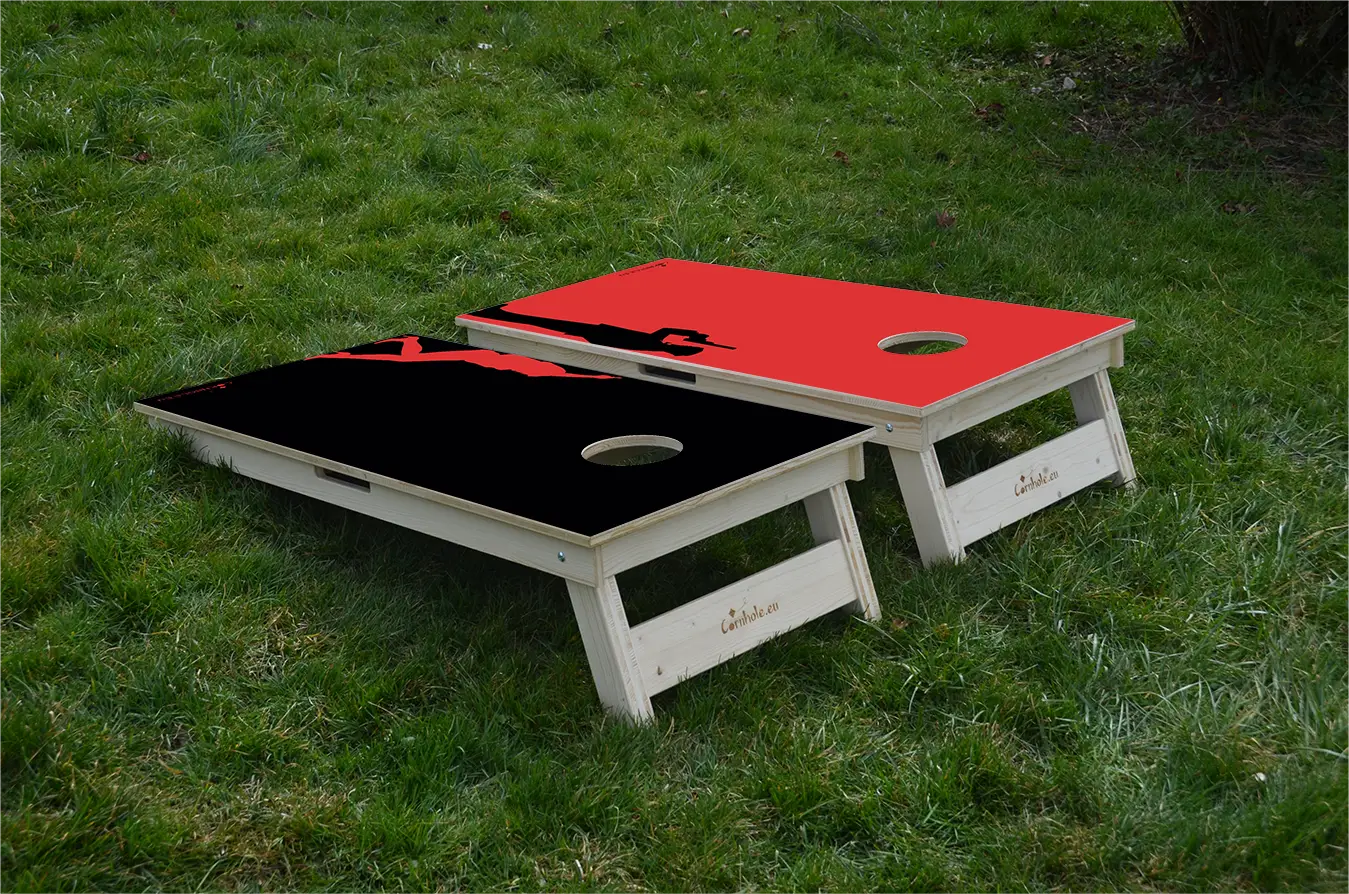 cornhole 2 planches agent secret et sexy girl, sur le gazon, vue de derrière