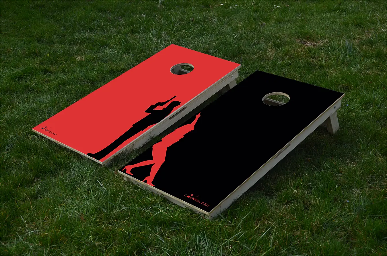 cornhole 2 planches agent secret et sexy girl, sur le gazon, vue de face