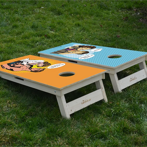 cornhole 2 planches couple médecin patient et couple en train d'offrir un cadeau, sur le gazon, vue de derrière