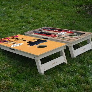 cornhole 2 planches corrida et gardes immobiles, sur le gazon, vue de derrière