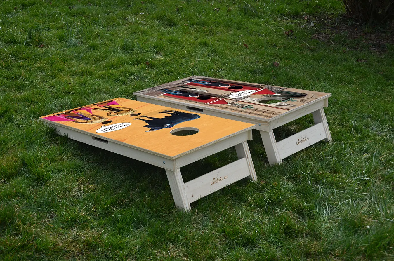 cornhole 2 planches corrida et gardes immobiles, sur le gazon, vue de derrière