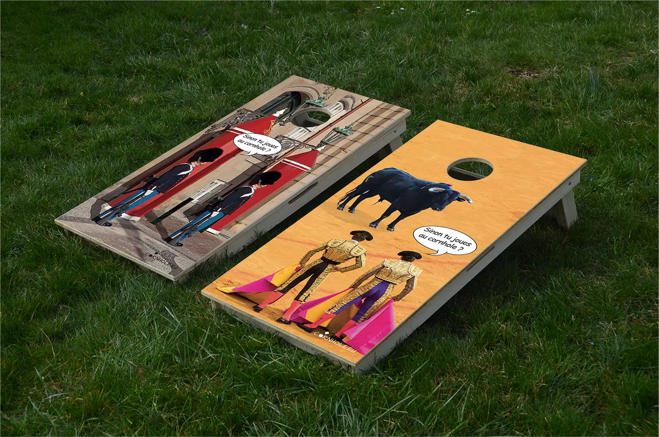 cornhole 2 planches corrida et gardes immobiles, sur le gazon, vue de face