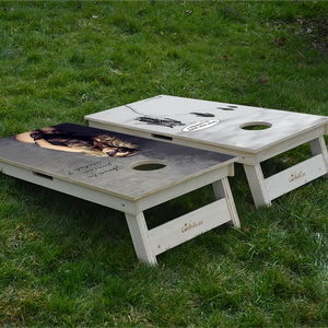 cornhole 2 planches cordée d'alpinistes et sexy girl, sur le gazon, vue de derrière