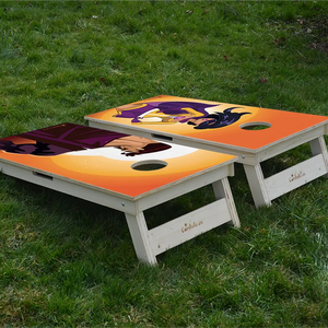 cornhole 2 planches couple de super héros, sur le gazon, vue de derrière
