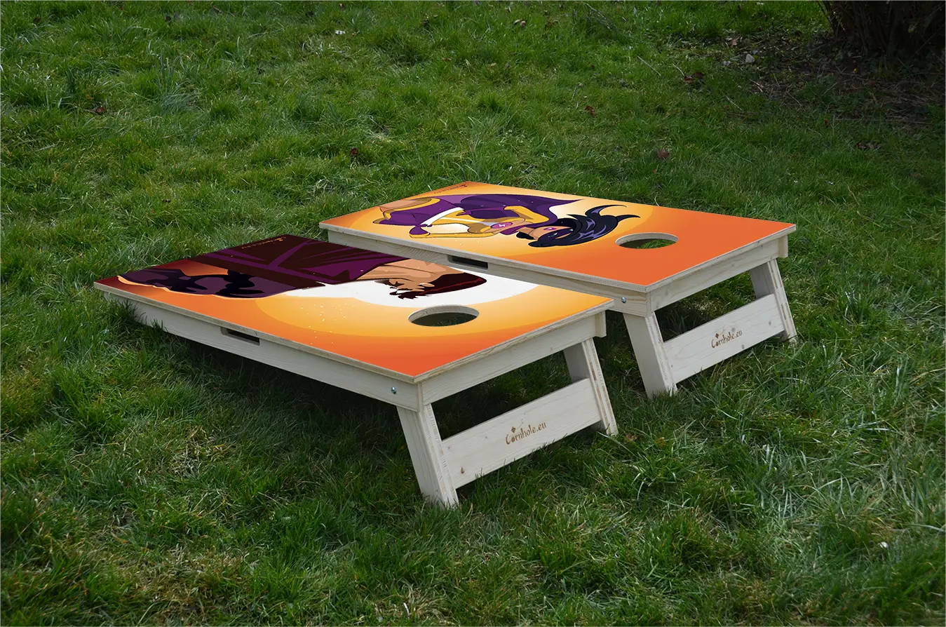 cornhole 2 planches couple de super héros, sur le gazon, vue de derrière