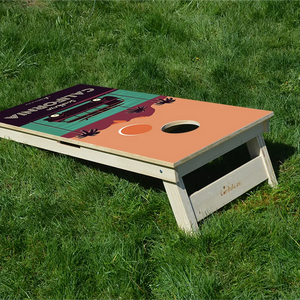 cornhole surfeur dans un tube, sur le gazon, vue de derrière